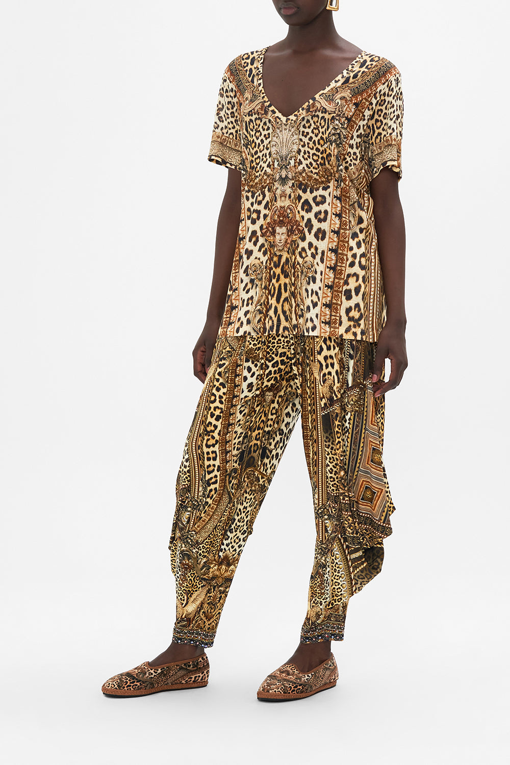 RELAXED V-NECK TEE - ALL OVER PRINT STANDING OVATION