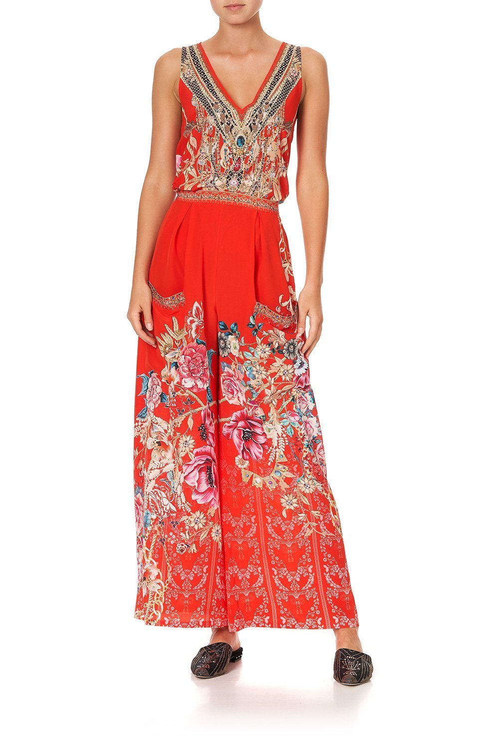 WIDE LEG TROUSER WITH FRONT POCKETS AND THE QUEEN WORE RED