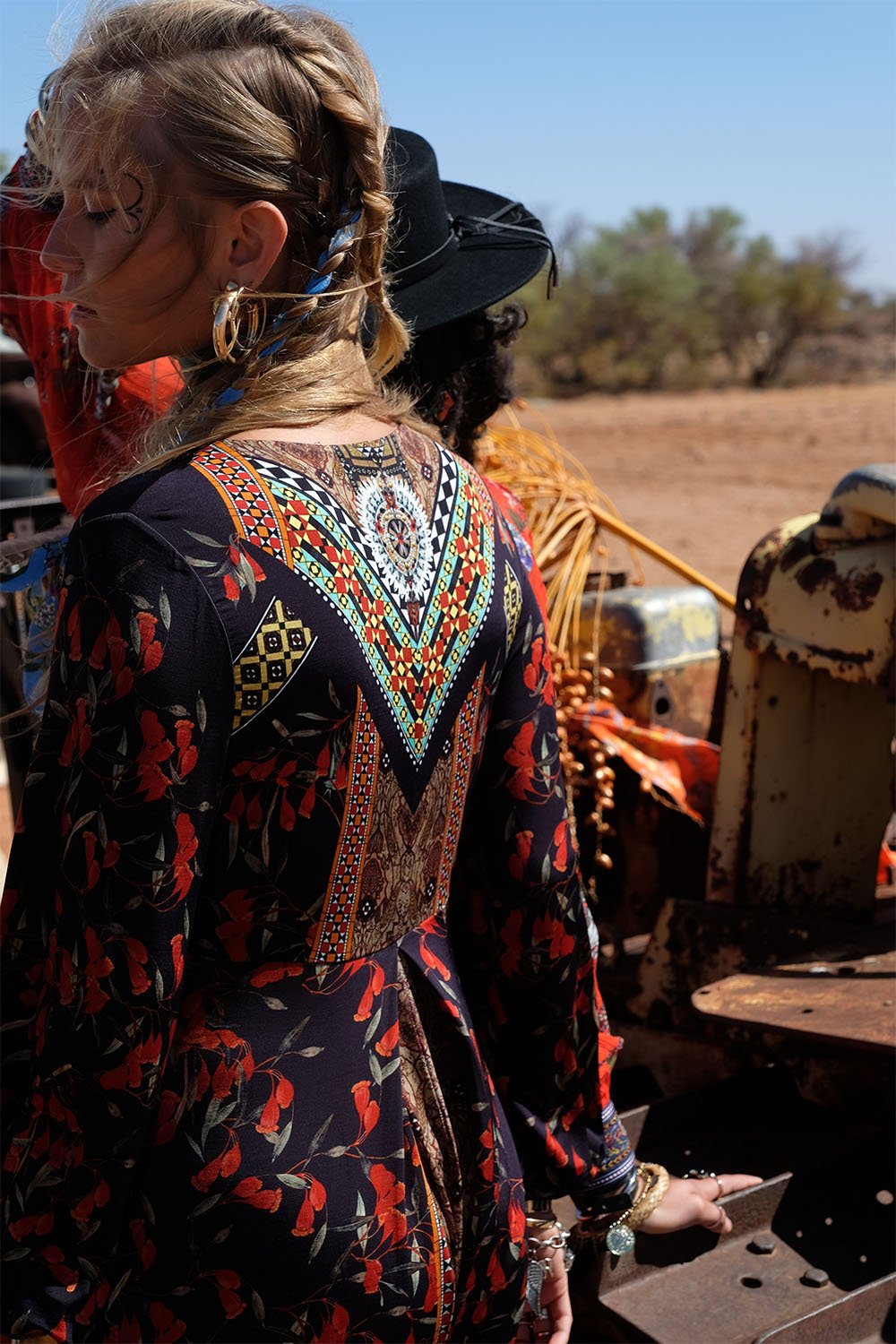 V NECK JERSEY DRESS WITH TUCK DETAIL PAVED IN PAISLEY