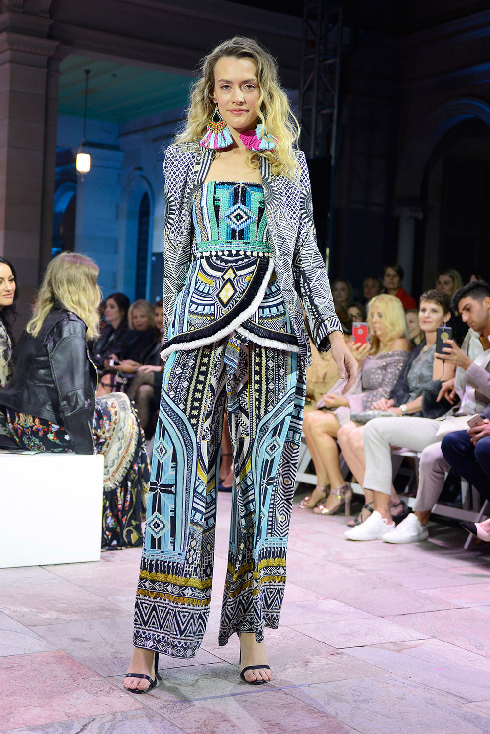 HANGING AROUND SINGLE BREASTED BLAZER