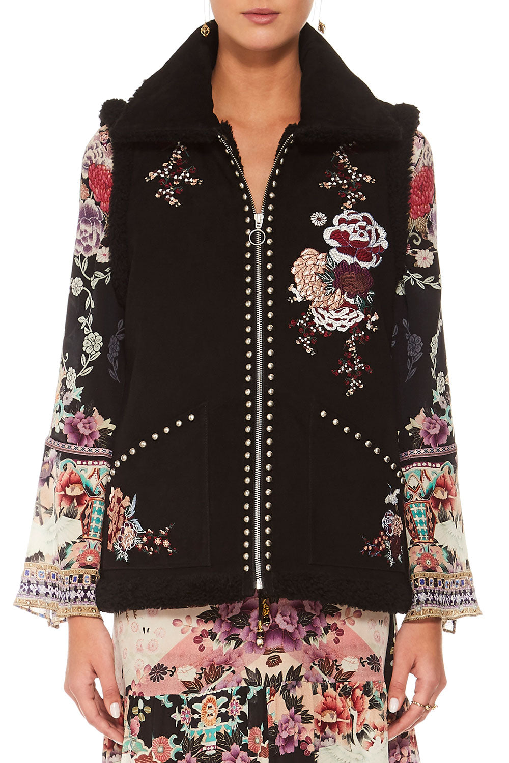 CAMILLA NIGHTS WITH HER SHEARLING WAISTCOAT W POCKETS