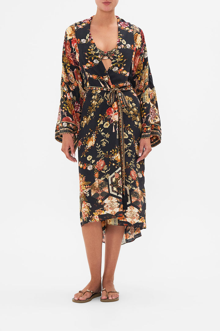 OVERSIZED LAYER WITH TIE SLEEVE CORRIDOR OF CALM