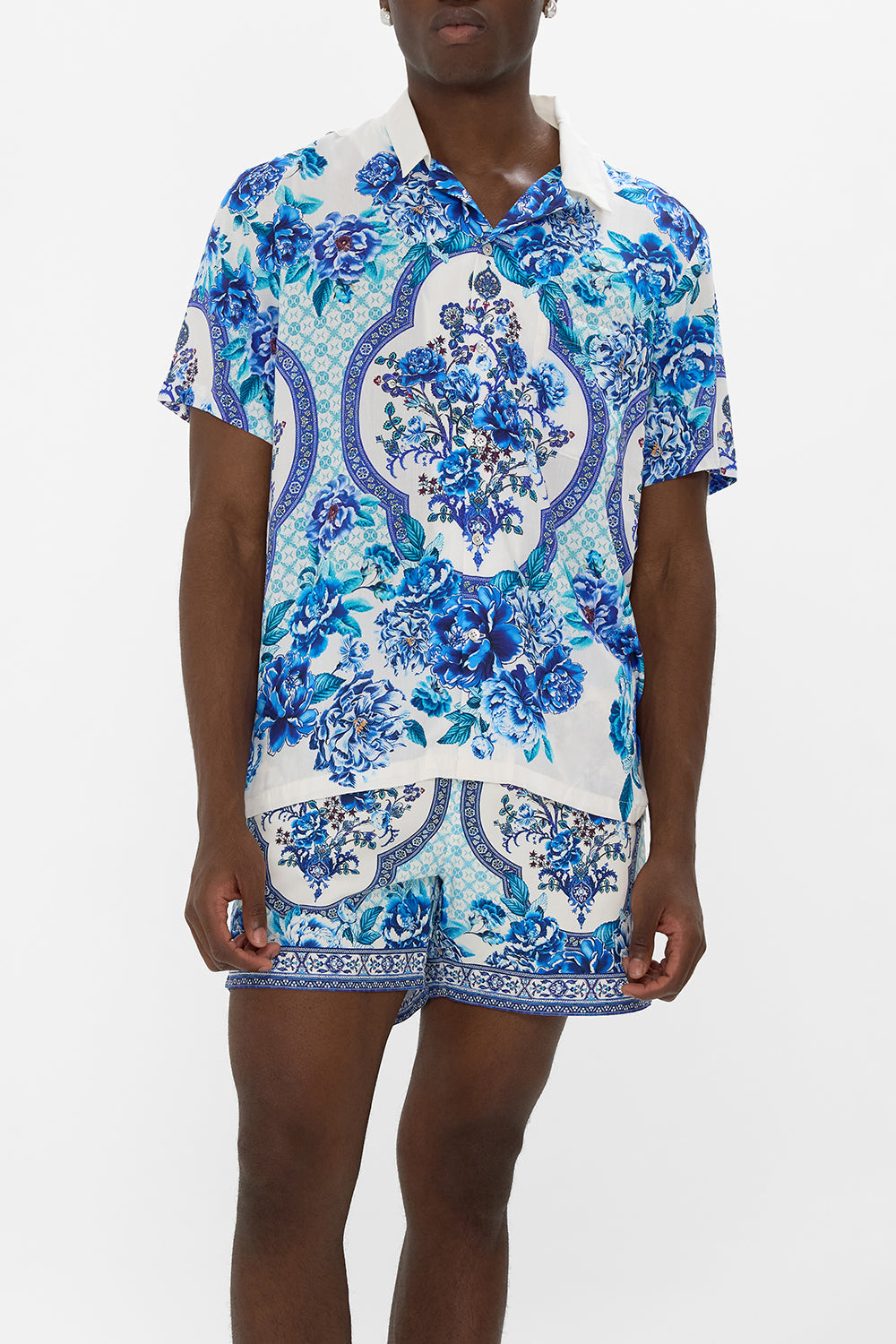 CAMISA DE MANGA CORTA CON CUELLO CUBANO UN JARDÍN DE CERÁMICA