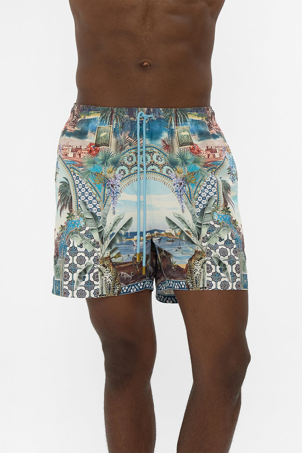 BOARDSHORT DE LARGO MEDIO CON CINTURA ELÁSTICA POSTCARDS & PALM TREES