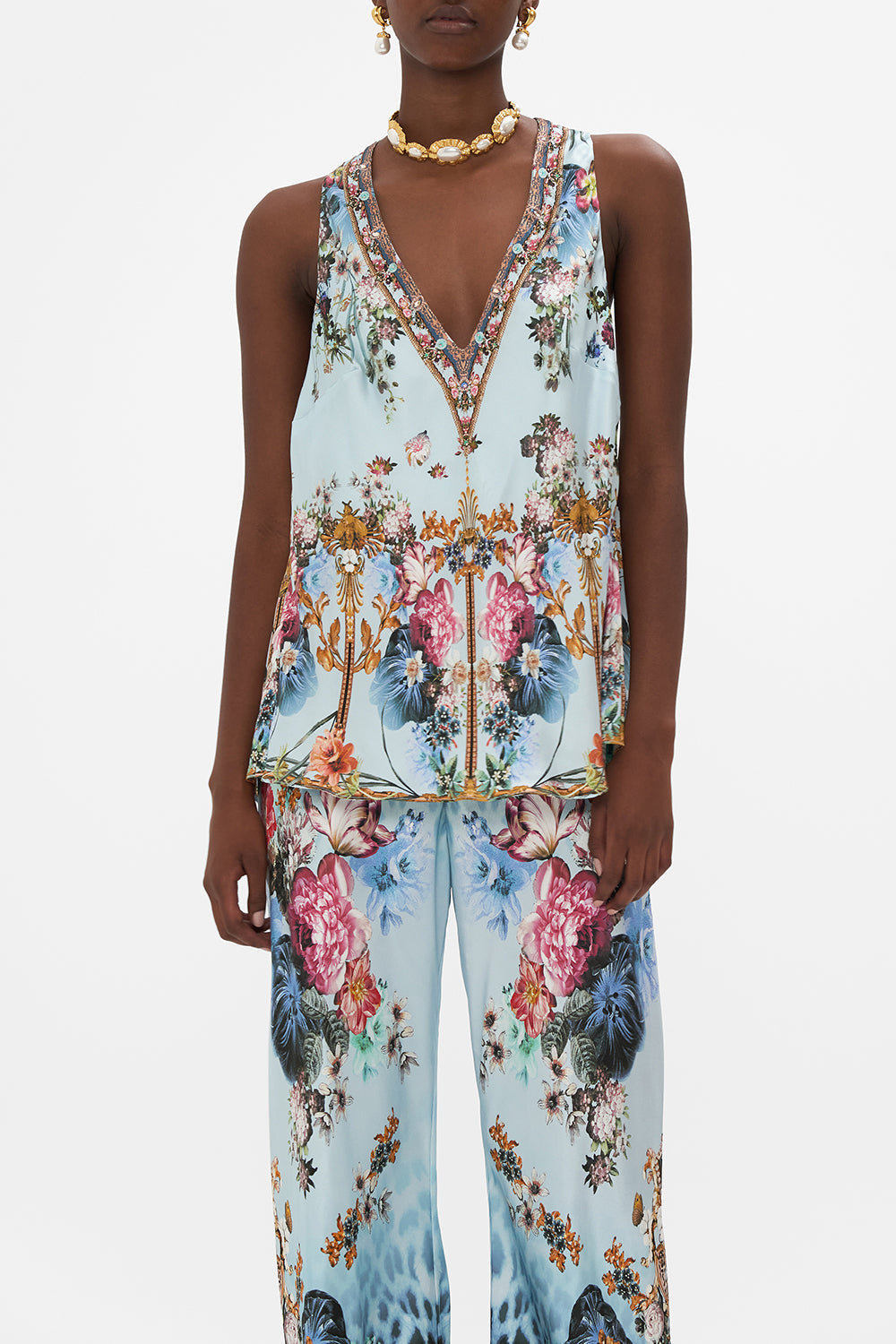 V NECK TOP WITH KNOT BACK LETTERS TO LEO