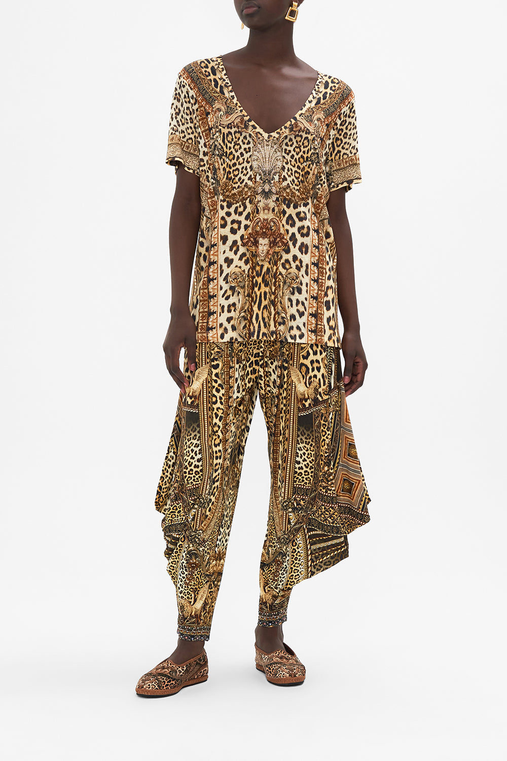 Front view of model wearing CAMILLAleopeard print V neck tee in Standing Ovation print 
