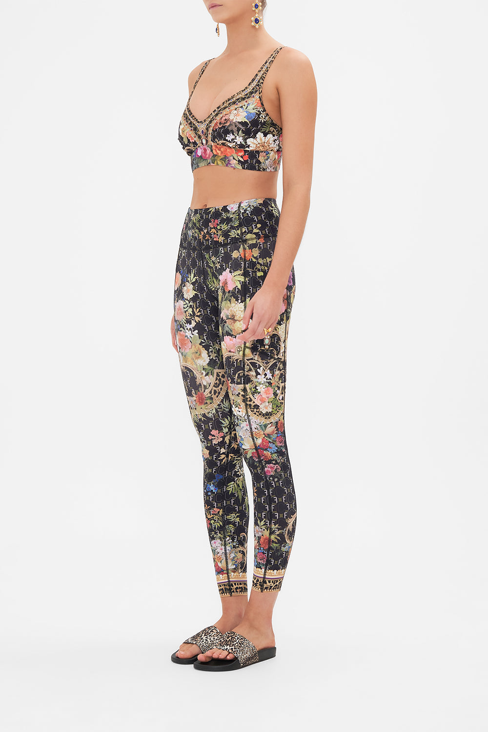 V-NECK ACTIVE CROP A GIFT FROM THE BARON