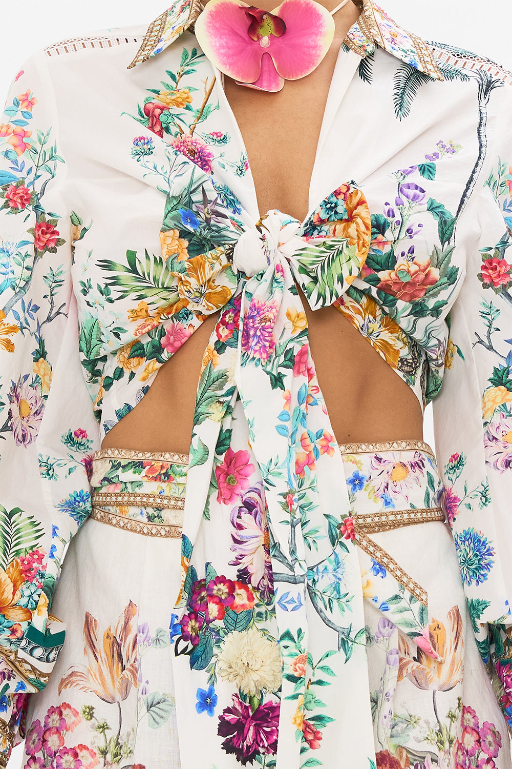 SHORT SLEEVE WRAP LAYER WITH MACRAME FRINGE PLUMES AND PARTERRES