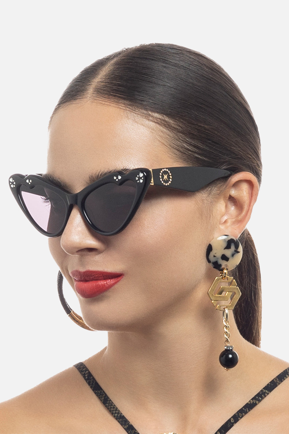 The CAMILLA FLUTTERBY SUNGLASSES SOLID BLACK in our  print.