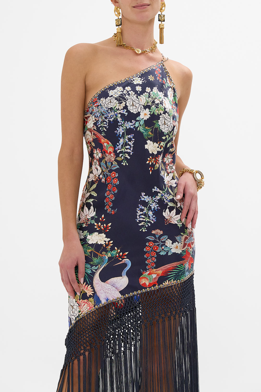 VESTIDO DE UN SOLO HOMBRO CON FLECOS DE MACRAMÉ POESÍA DE PALACIO