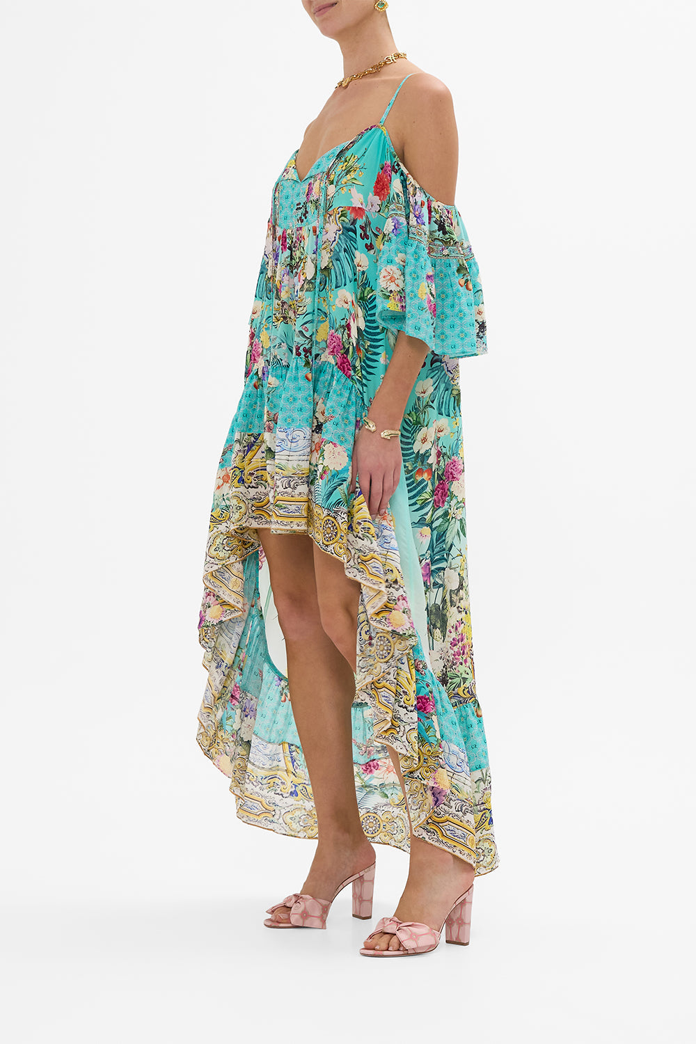VESTIDO CON HOMBROS DESCUBIERTOS CORTE ALTO-BAJO JARDINES DE QUELUZ