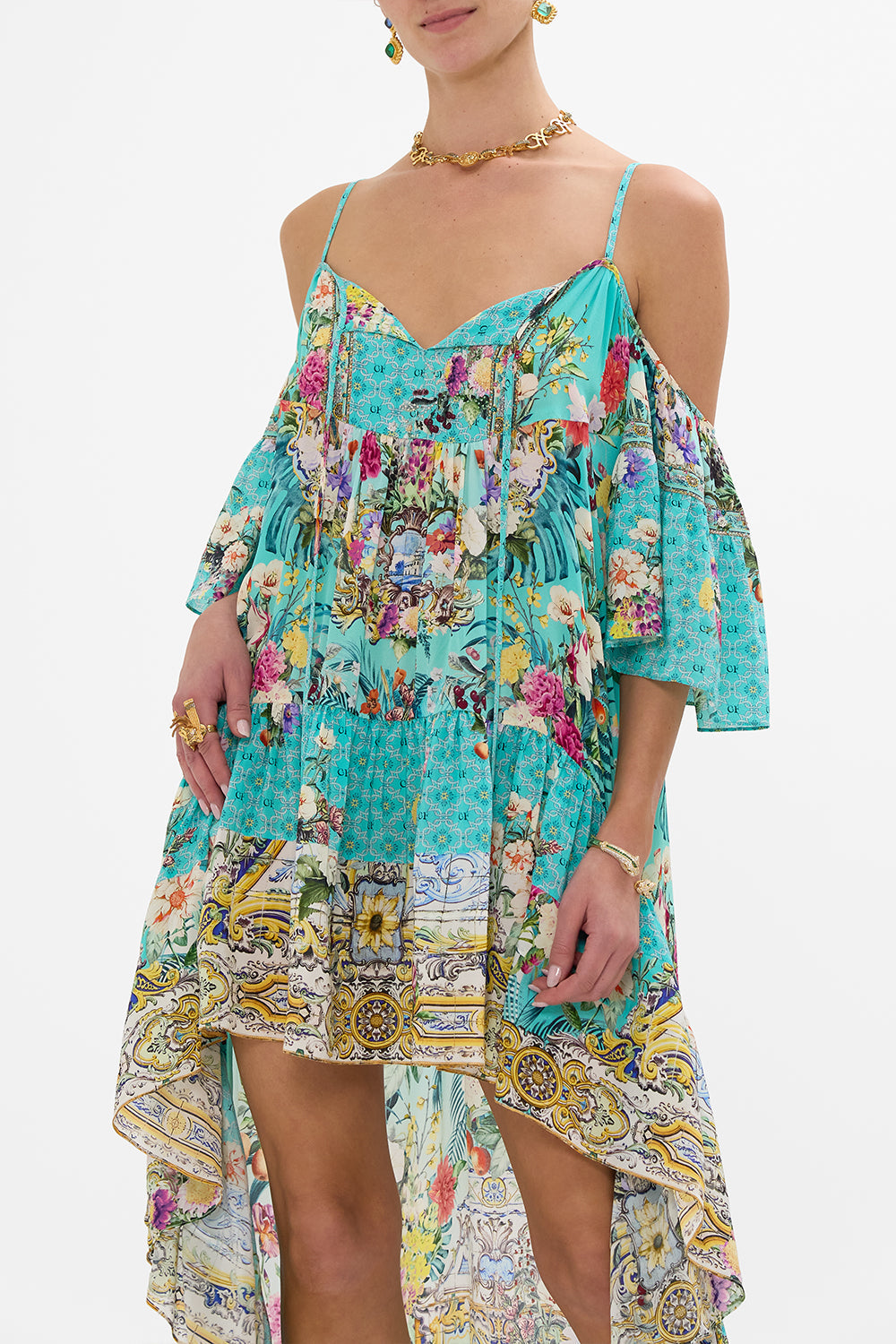 VESTIDO CON HOMBROS DESCUBIERTOS CORTE ALTO-BAJO JARDINES DE QUELUZ