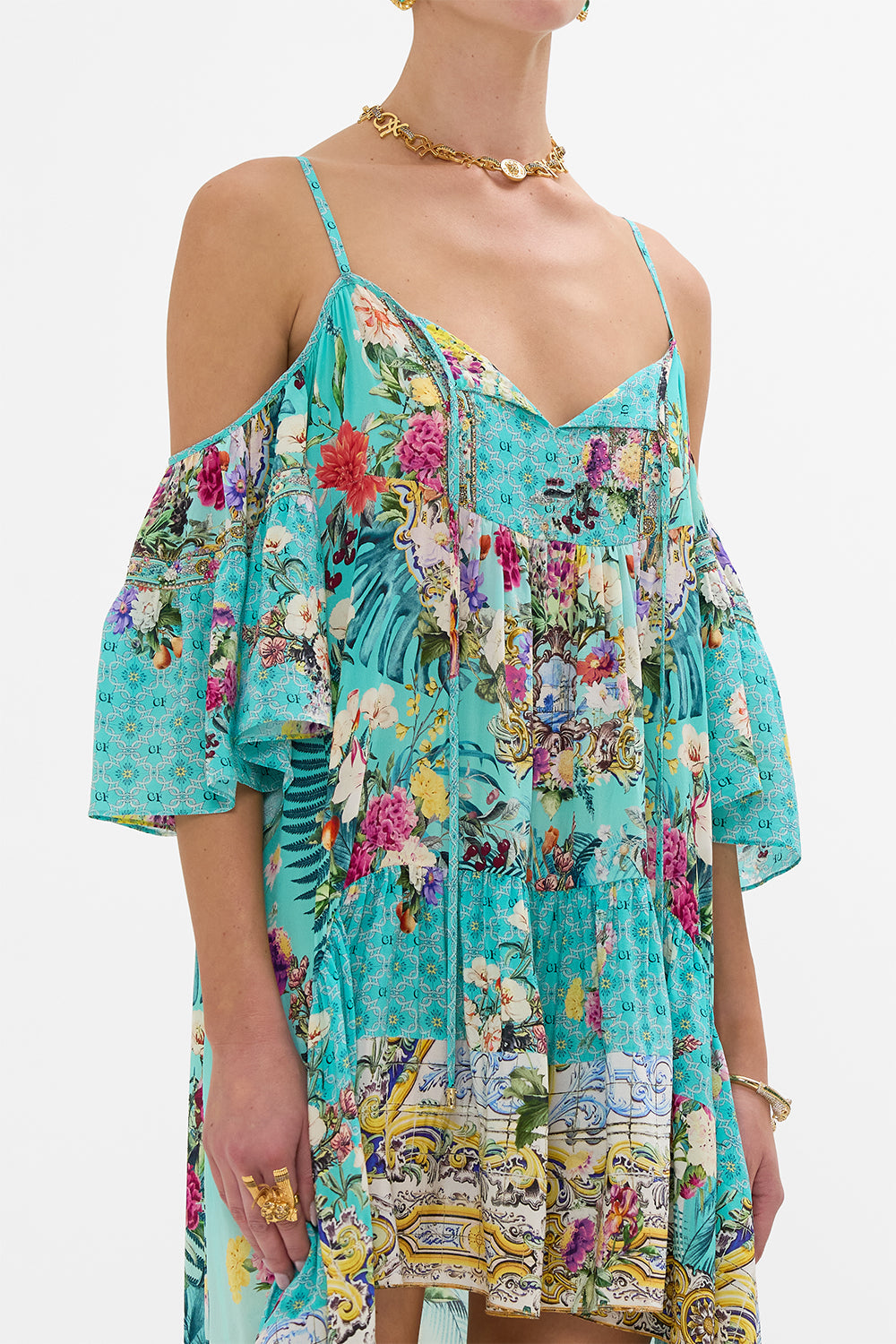 VESTIDO CON HOMBROS DESCUBIERTOS CORTE ALTO-BAJO JARDINES DE QUELUZ