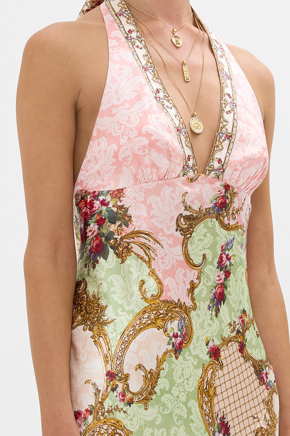 VESTIDO SESGADO CON BAJO CON VOLANTE THE QUEENS QUARTERS