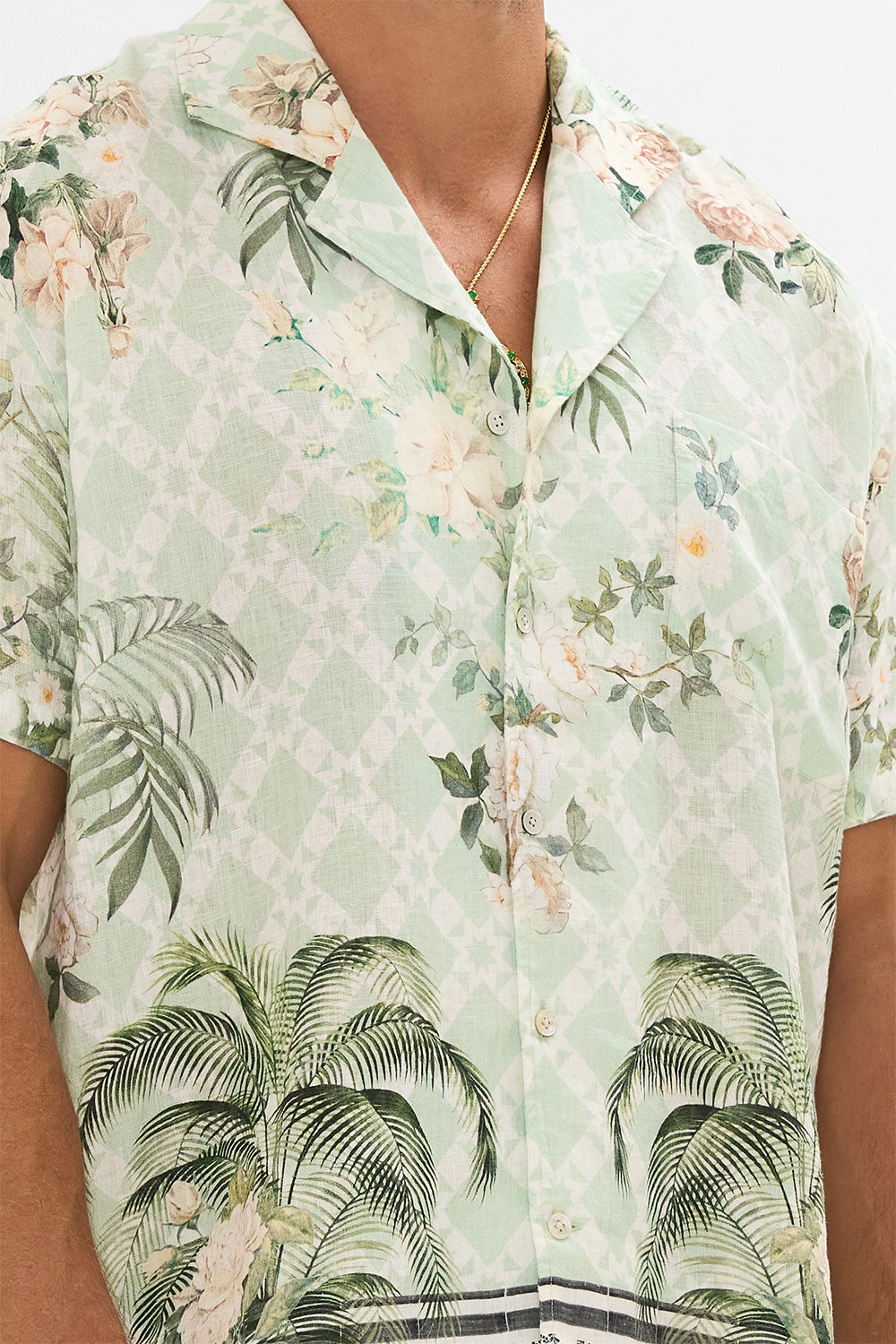 CAMISA DE MANGA CORTA CON CUELLO CUBANO DE CORTE RELAJADO FIESTA EN EL JARDÍN