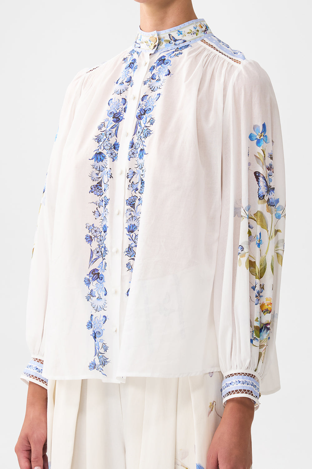 BLUSA DE CUELLO ALTO CON BOTONES BOTANICAL BALLADS