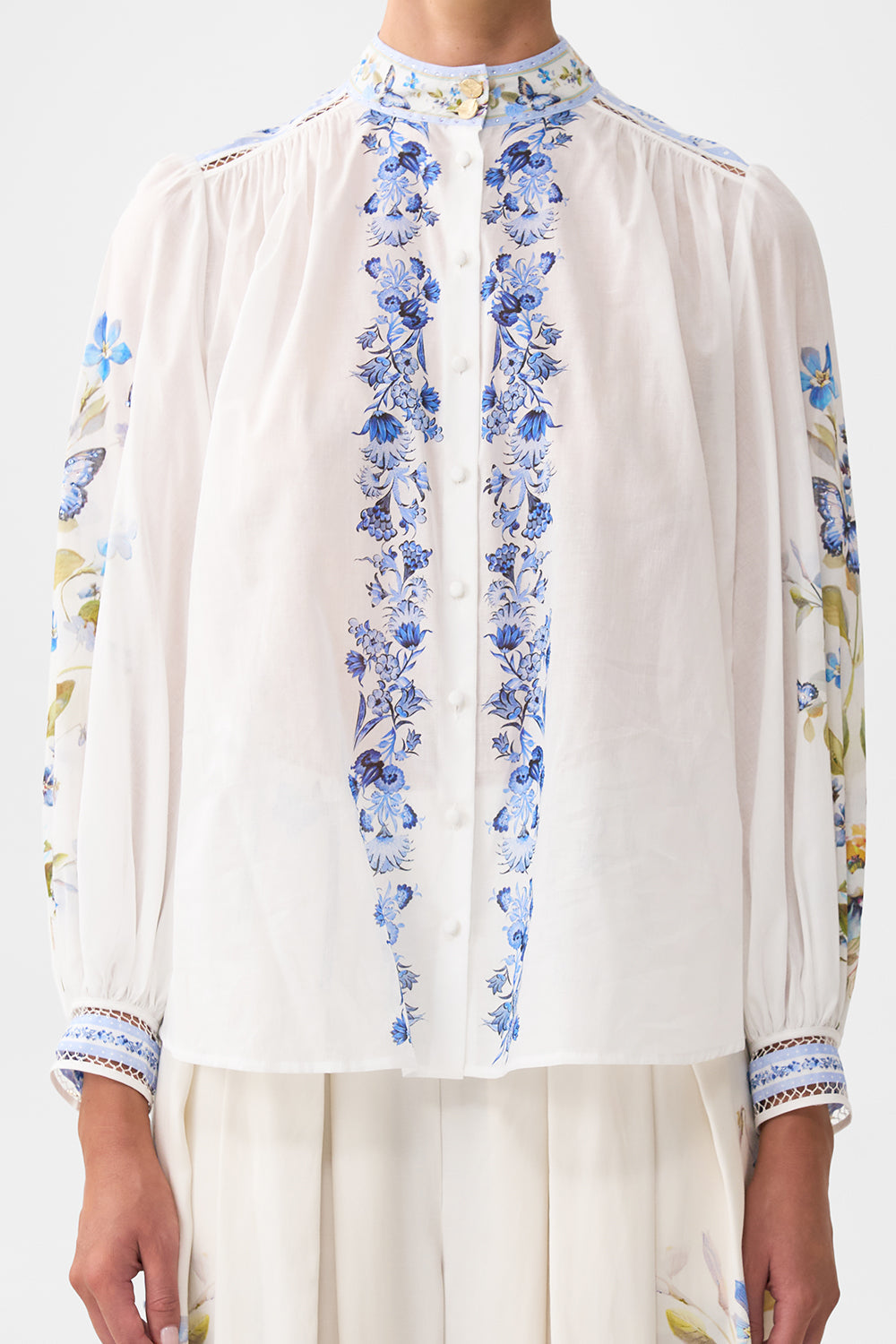BLUSA DE CUELLO ALTO CON BOTONES BOTANICAL BALLADS