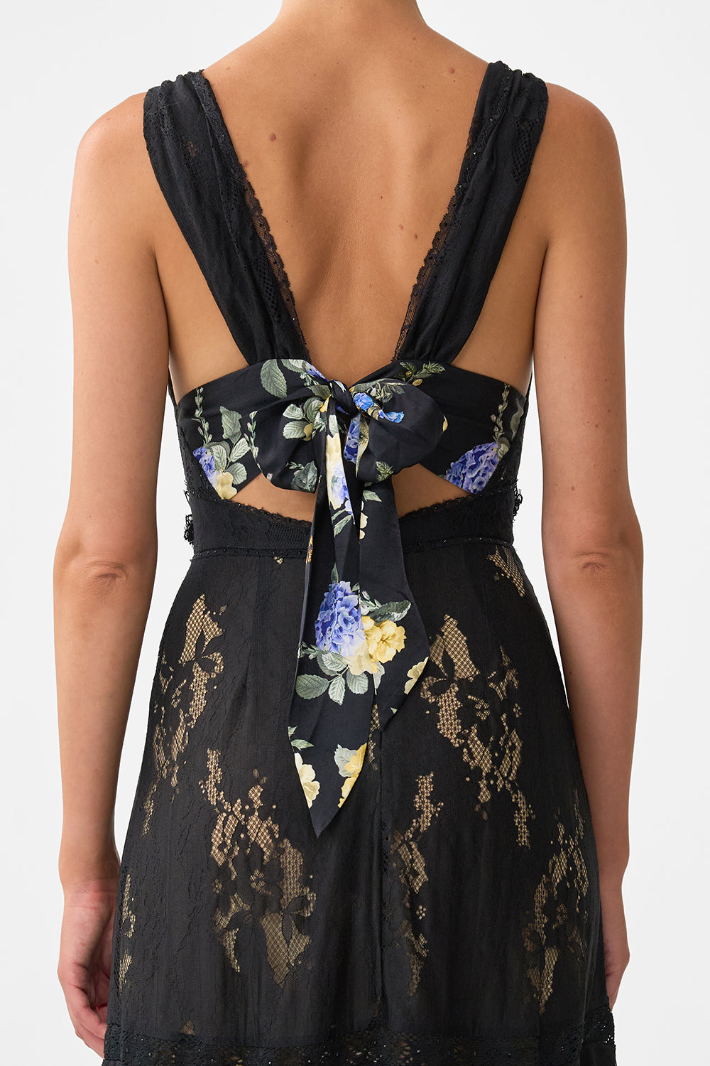 VESTIDO CON VOLANTES ESCALONADOS DOBLEZ INFERIOR ELEGANCIA OTOMANA