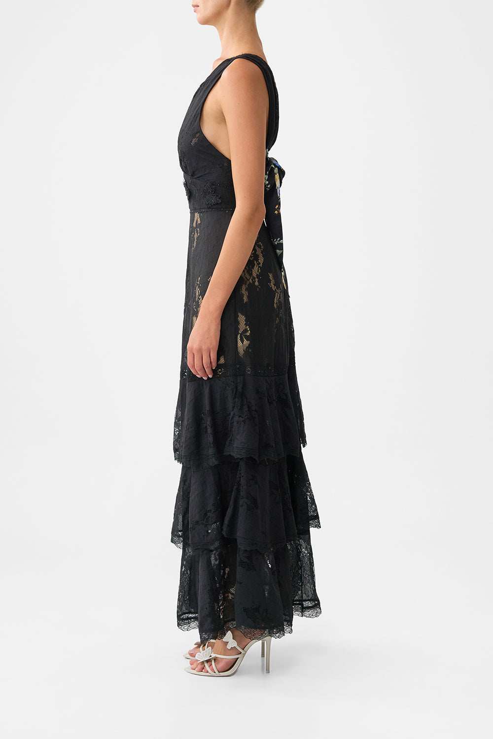 VESTIDO CON VOLANTES ESCALONADOS DOBLEZ INFERIOR ELEGANCIA OTOMANA