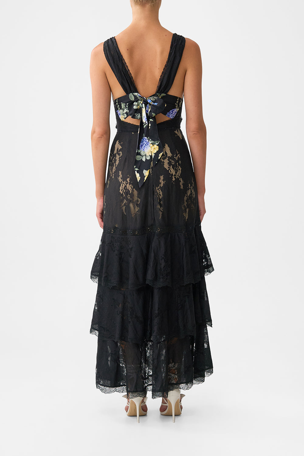 VESTIDO CON VOLANTES ESCALONADOS DOBLEZ INFERIOR ELEGANCIA OTOMANA