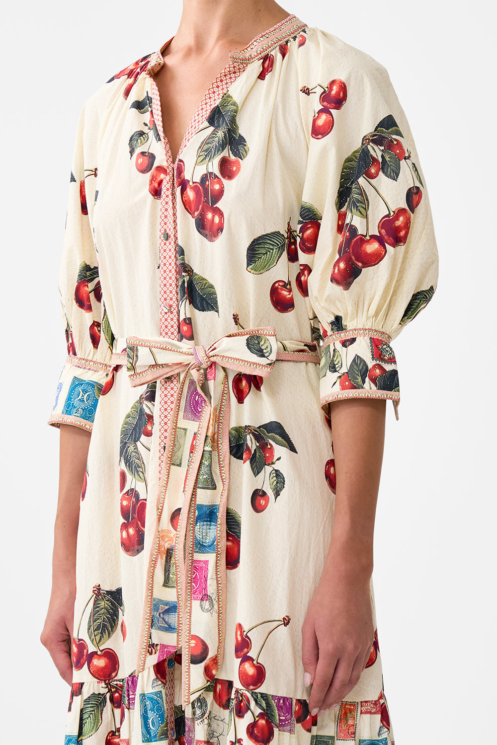 VESTIDO CAMISERO POR NIVELES CON MANGA CORTA NOTAS DE LA CARRETERA
