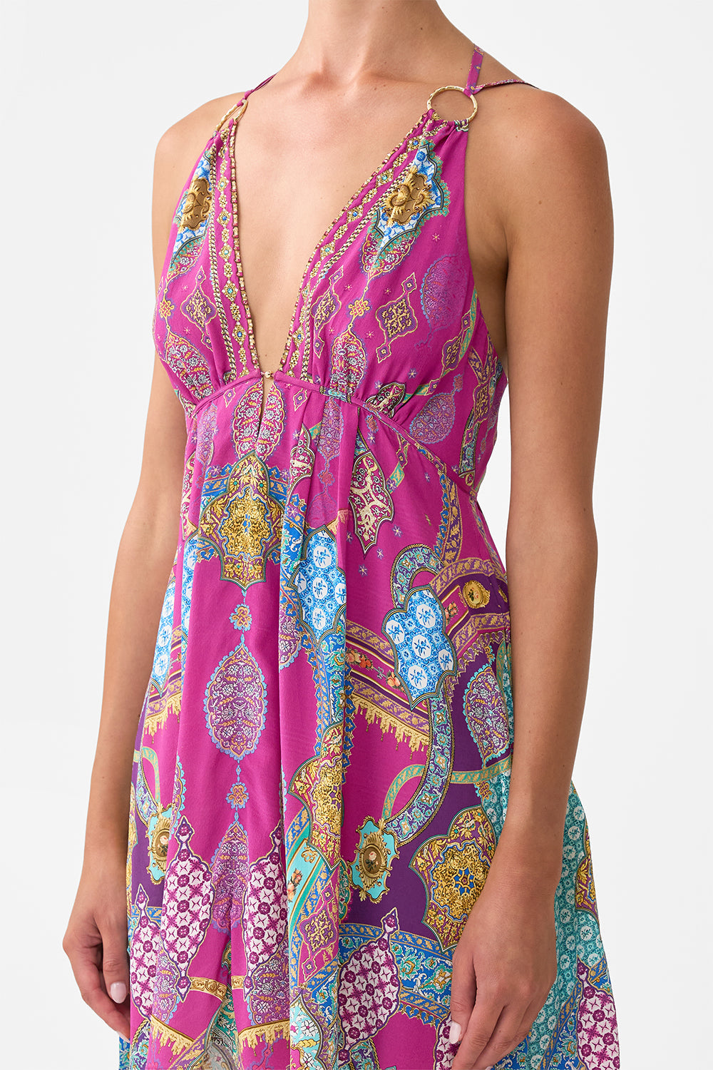 VESTIDO CORTO EVASÉ CON ADORNOS METÁLICOS CONCUBINAS, SULTANES Y CORTESANOS