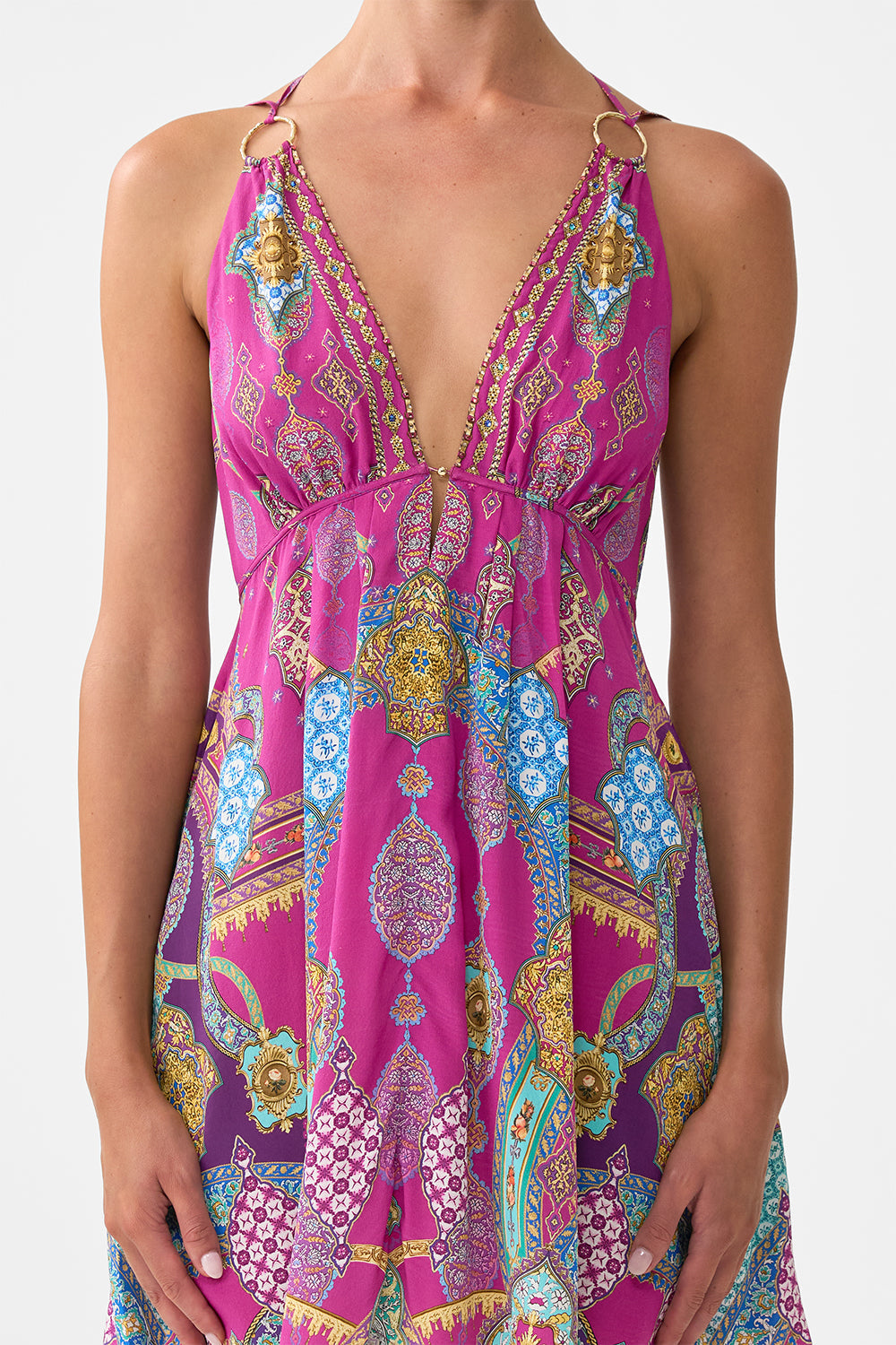 VESTIDO CORTO EVASÉ CON ADORNOS METÁLICOS CONCUBINAS, SULTANES Y CORTESANOS