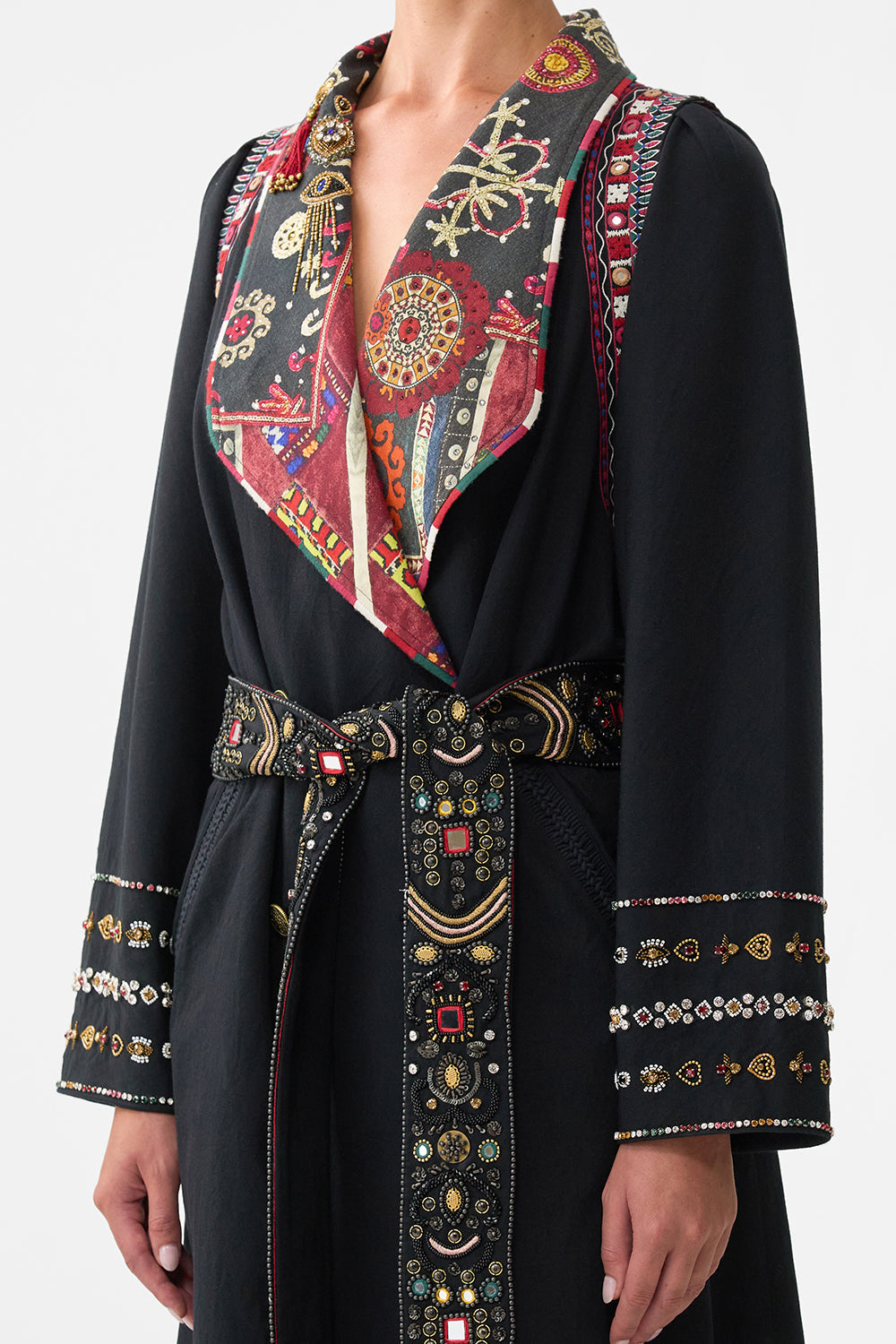 ABRIGO CON DETALLE DE CHALECO EN PATCHWORK ALCHEMY