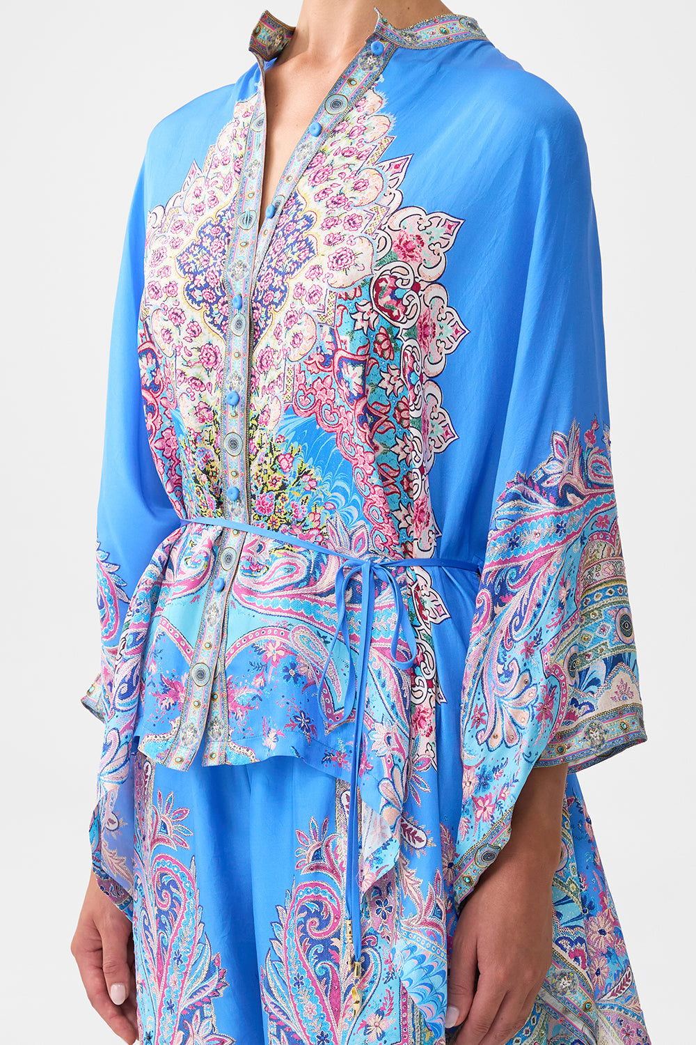BLUSA CON BOTONES HASTA ABAJO PAÑUELO HUELLAS EN EL FOLCLORE
