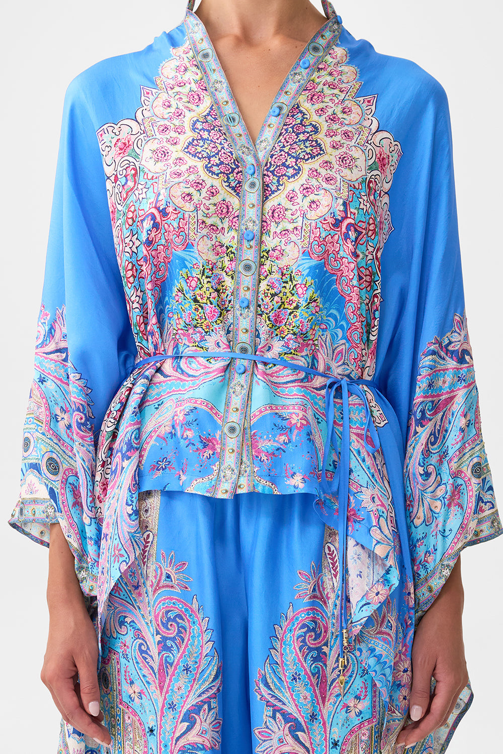 BLUSA CON BOTONES HASTA ABAJO PAÑUELO HUELLAS EN EL FOLCLORE
