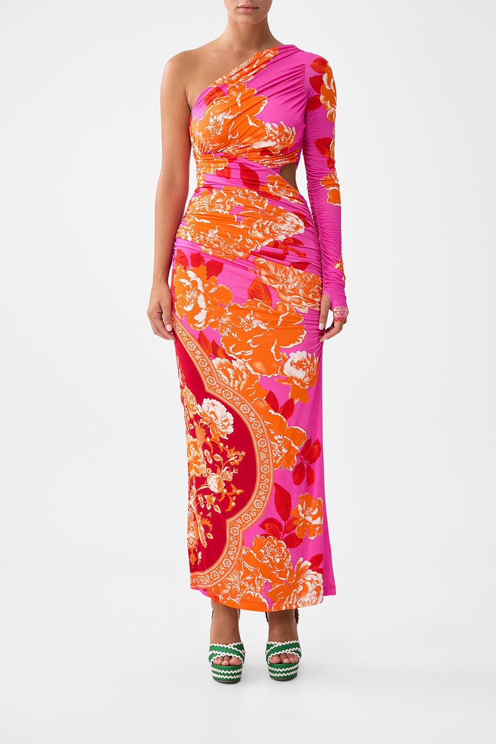 VESTIDO DE PUNTO CON ABERTURAS Y UN SOLO HOMBRO, INSPIRADO EN LOS AZULEJOS DE TURQUÍA