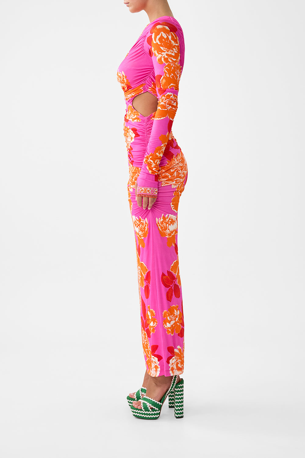 VESTIDO DE PUNTO CON ABERTURAS Y UN SOLO HOMBRO, INSPIRADO EN LOS AZULEJOS DE TURQUÍA