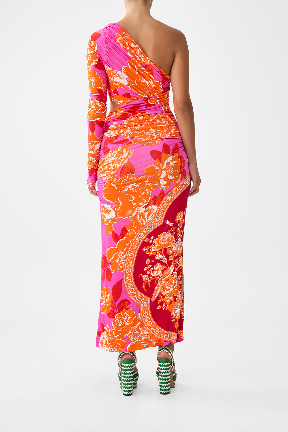 VESTIDO DE PUNTO CON ABERTURAS Y UN SOLO HOMBRO, INSPIRADO EN LOS AZULEJOS DE TURQUÍA