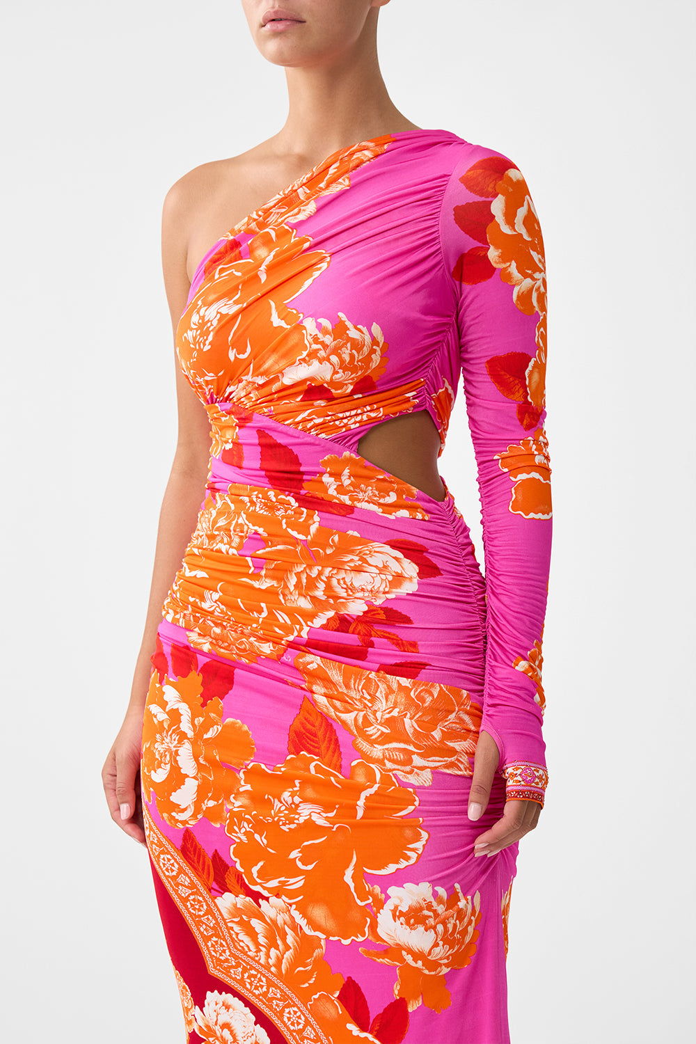 VESTIDO DE PUNTO CON ABERTURAS Y UN SOLO HOMBRO, INSPIRADO EN LOS AZULEJOS DE TURQUÍA
