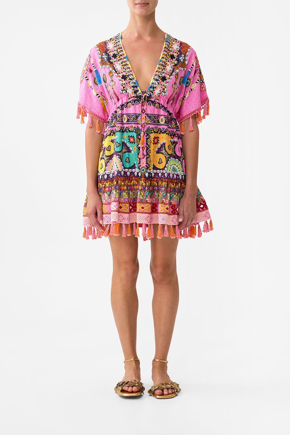 VESTIDO CORTO CON ESCOTE EN V Y BORDADOS CON ESTAMPADO DE RETALES PANORÁMICO