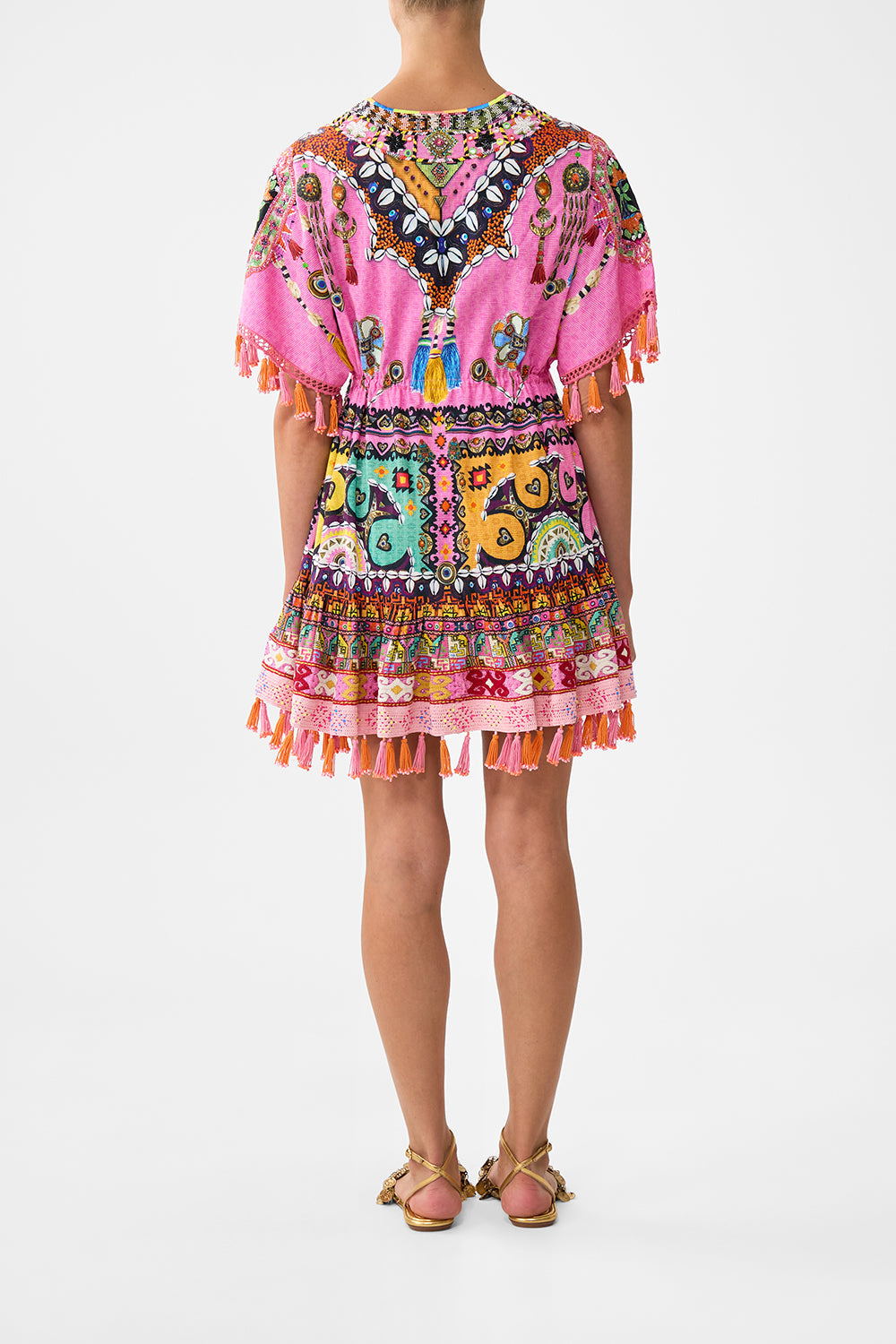 VESTIDO CORTO CON ESCOTE EN V Y BORDADOS CON ESTAMPADO DE RETALES PANORÁMICO