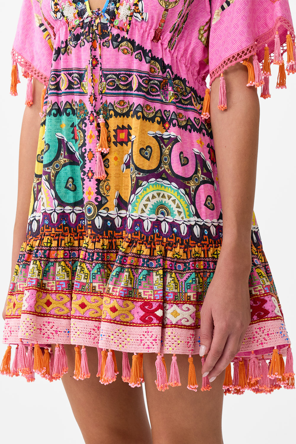 VESTIDO CORTO CON ESCOTE EN V Y BORDADOS CON ESTAMPADO DE RETALES PANORÁMICO