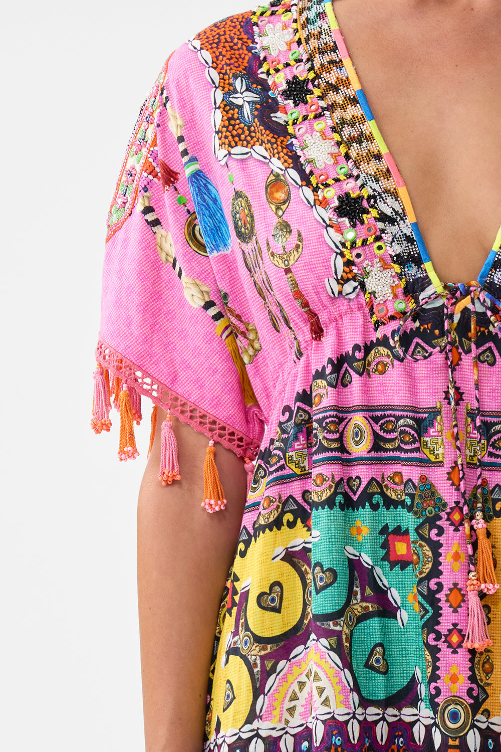 VESTIDO CORTO CON ESCOTE EN V Y BORDADOS CON ESTAMPADO DE RETALES PANORÁMICO