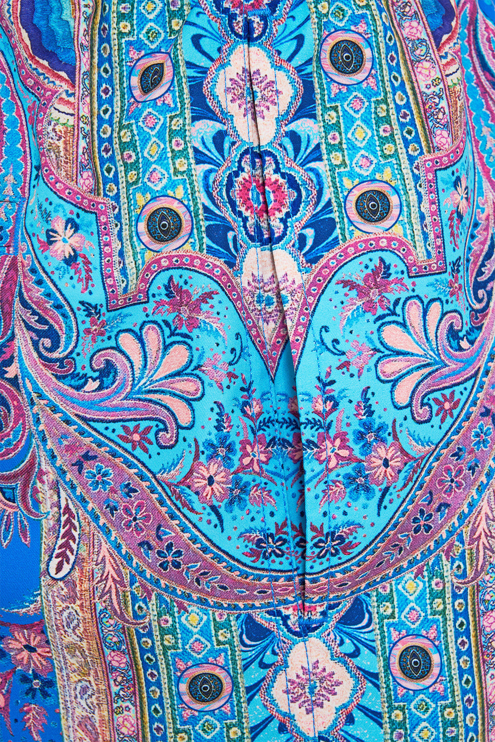 BERMUDA DE LARGO MEDIO CON CINTURA ELÁSTICA FOOTSTEPS IN FOLKLORE