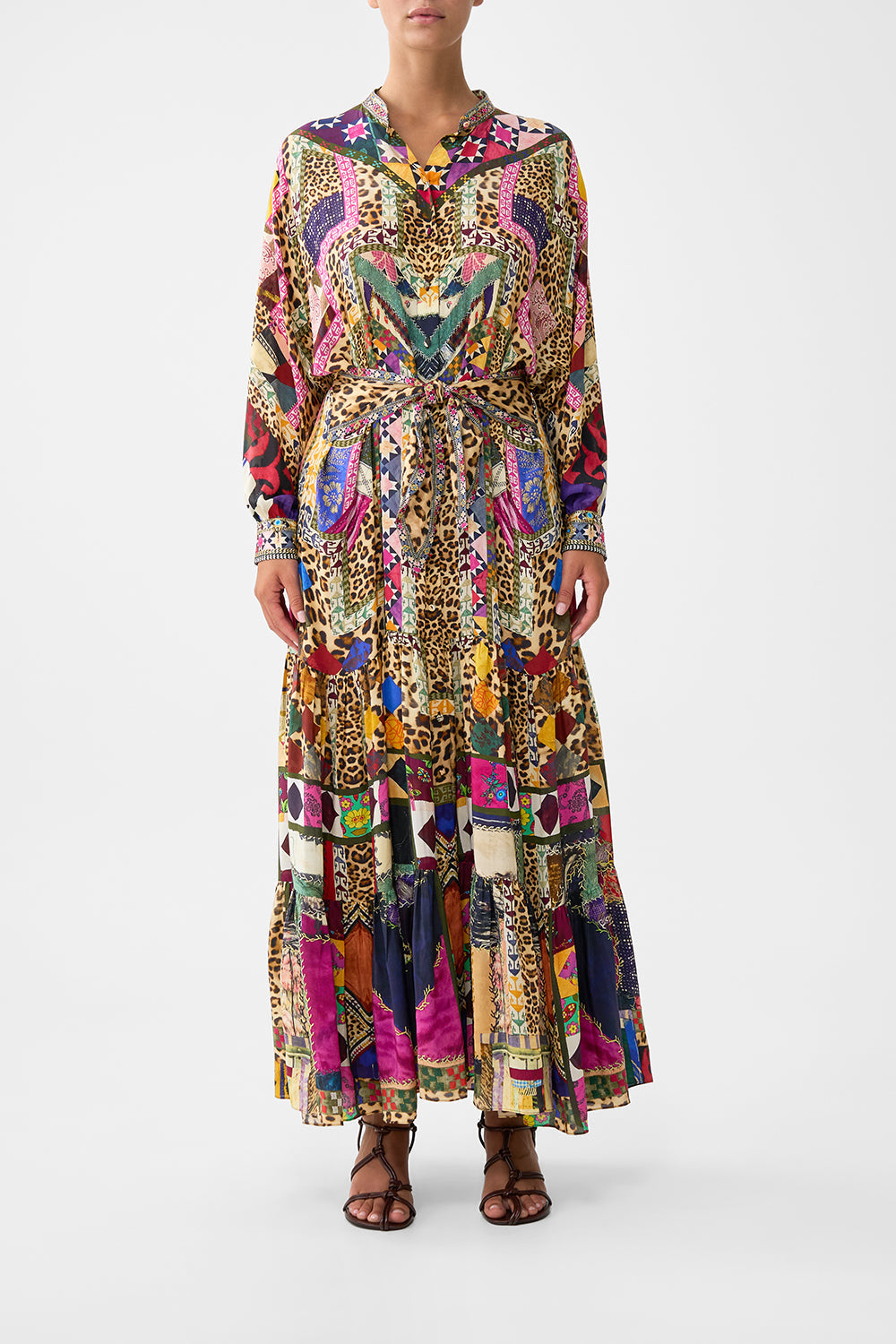 VESTIDO CAMISERO POR NIVELES CON LAZO ANCHO EN LA CINTURA Y BORDADO EVER AFTER