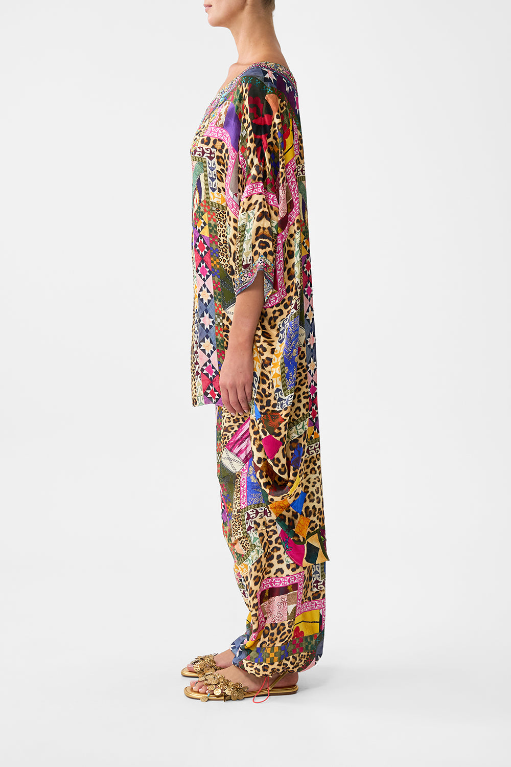 VESTIDO CON DOBLEZ TRASERO ESCOTADO Y BORDADO "EVER AFTER"