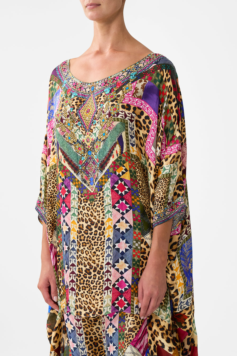 VESTIDO CON DOBLEZ TRASERO ESCOTADO Y BORDADO "EVER AFTER"