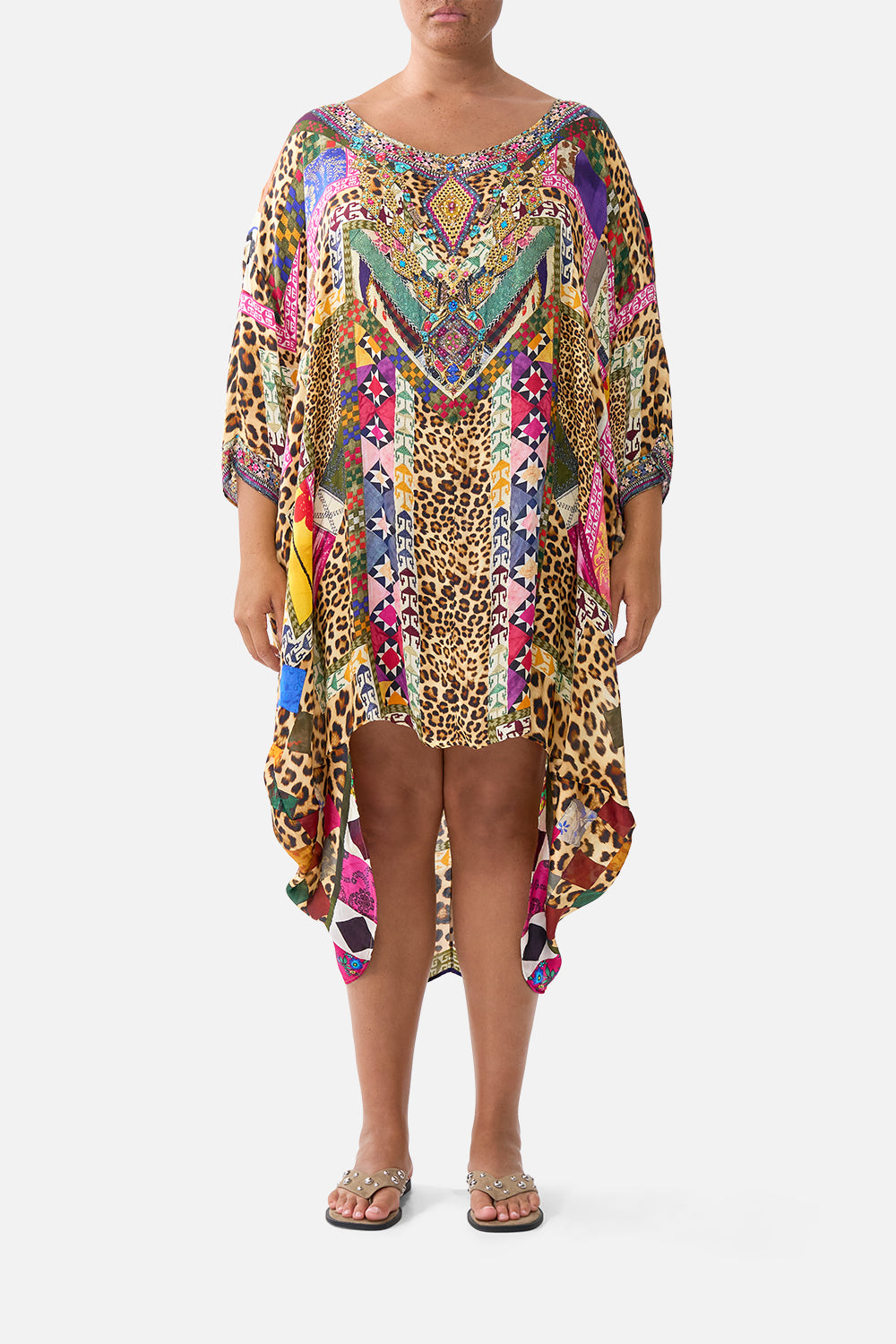 VESTIDO CON DOBLEZ TRASERO ESCOTADO Y BORDADO "EVER AFTER"