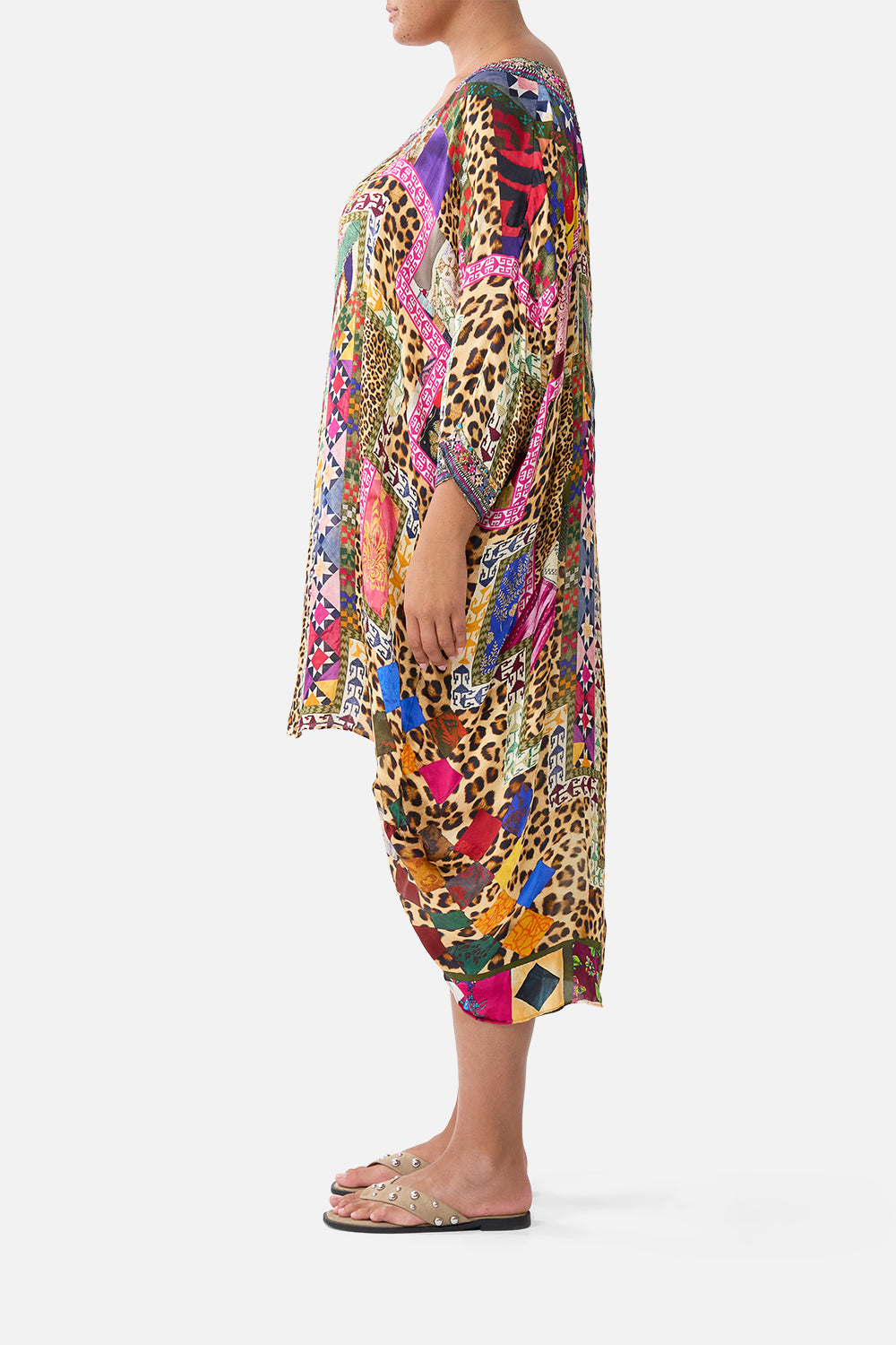 VESTIDO CON DOBLEZ TRASERO ESCOTADO Y BORDADO "EVER AFTER"
