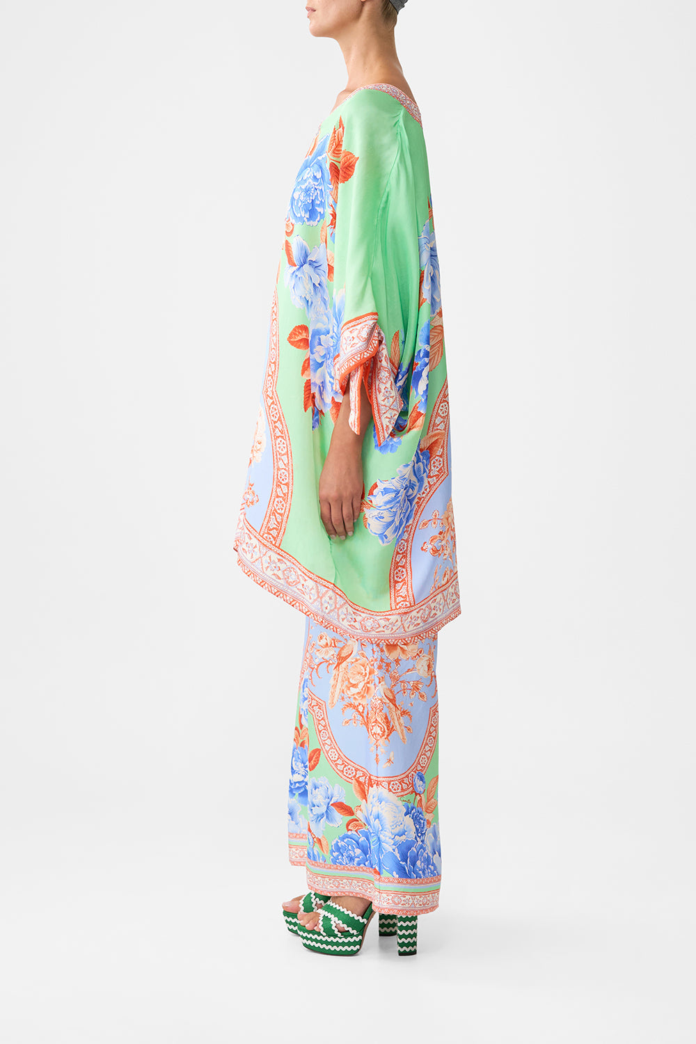The CAMILLA tie sleeve short v neck kaftan from our print Topkapi pop
