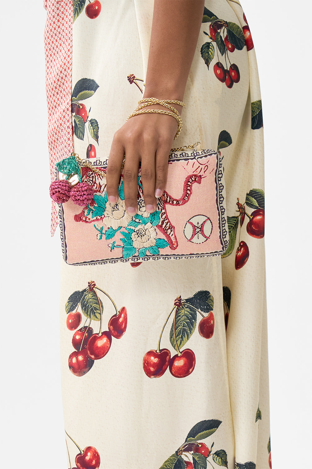 CLUTCH RÍGIDO CON DETALLE DE RAFIA APUNTES DE VIAJE