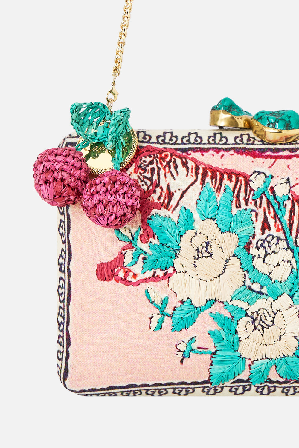 CLUTCH RÍGIDO CON DETALLE DE RAFIA APUNTES DE VIAJE