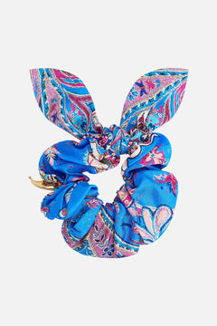 SCRUNCHIE WITH TIE AND CHARM FOOTSTEPS IN FOLKLORE