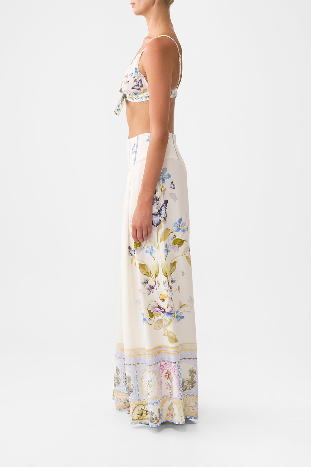 TOP DE BIKINI CON FORMA DE TRIÁNGULO, BORDES ONDULADOS Y LAZO DELANTERO - ESTAMPADO BOTANICAL BALLADS