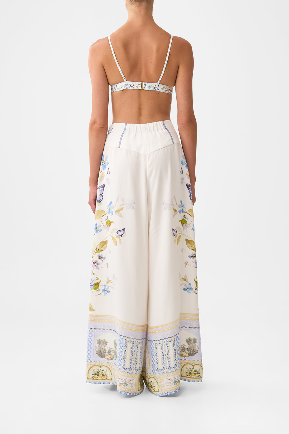 TOP DE BIKINI CON FORMA DE TRIÁNGULO, BORDES ONDULADOS Y LAZO DELANTERO - ESTAMPADO BOTANICAL BALLADS